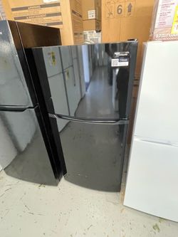 New Frigidaire 28 in 13.9 Cu Ft Top Freezer Refrigerator in Black