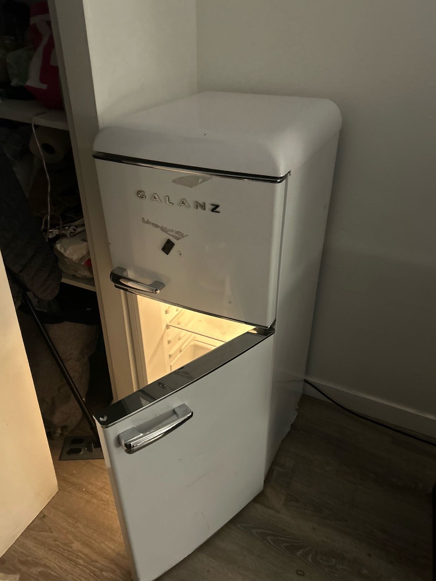 Galanz refrigerator and top freezer white