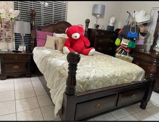 5 piece Traditional Cherry Wood Bedroom Set