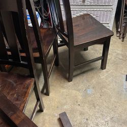 Comedor De Cuatro Sillas En Buenas Condiciones Madera Masiaa
