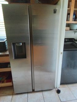 Tall Samsung REFRIGERATOR WORKS PERFECTLY