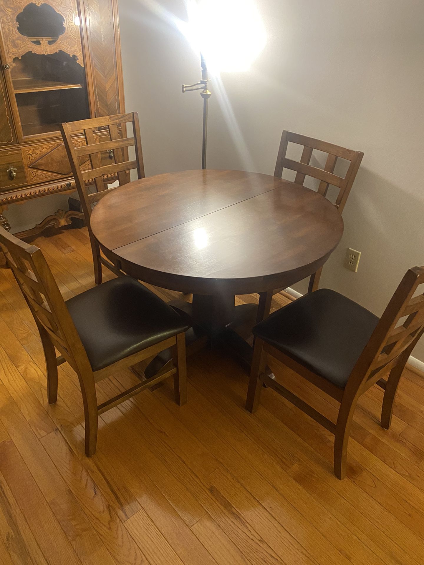 Dinning Room Table 4 Chairs Has A Center Piece Extension 