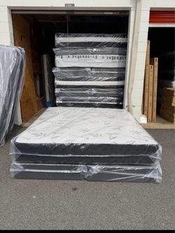 King mattress and boxsprings ( Free delivery 🚚)