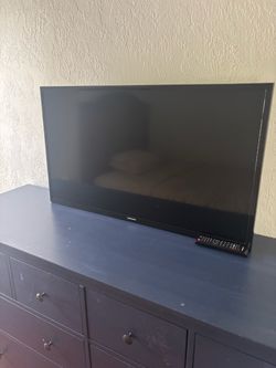Samsung Flat Screen TV with Remote 36 inch