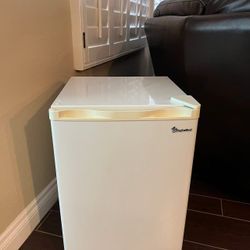 Magic Chef Mini Fridge (Compact White)