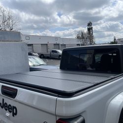 Hard Trifold Cover 2019-2026 Jeep Gladiator 5ft Bed