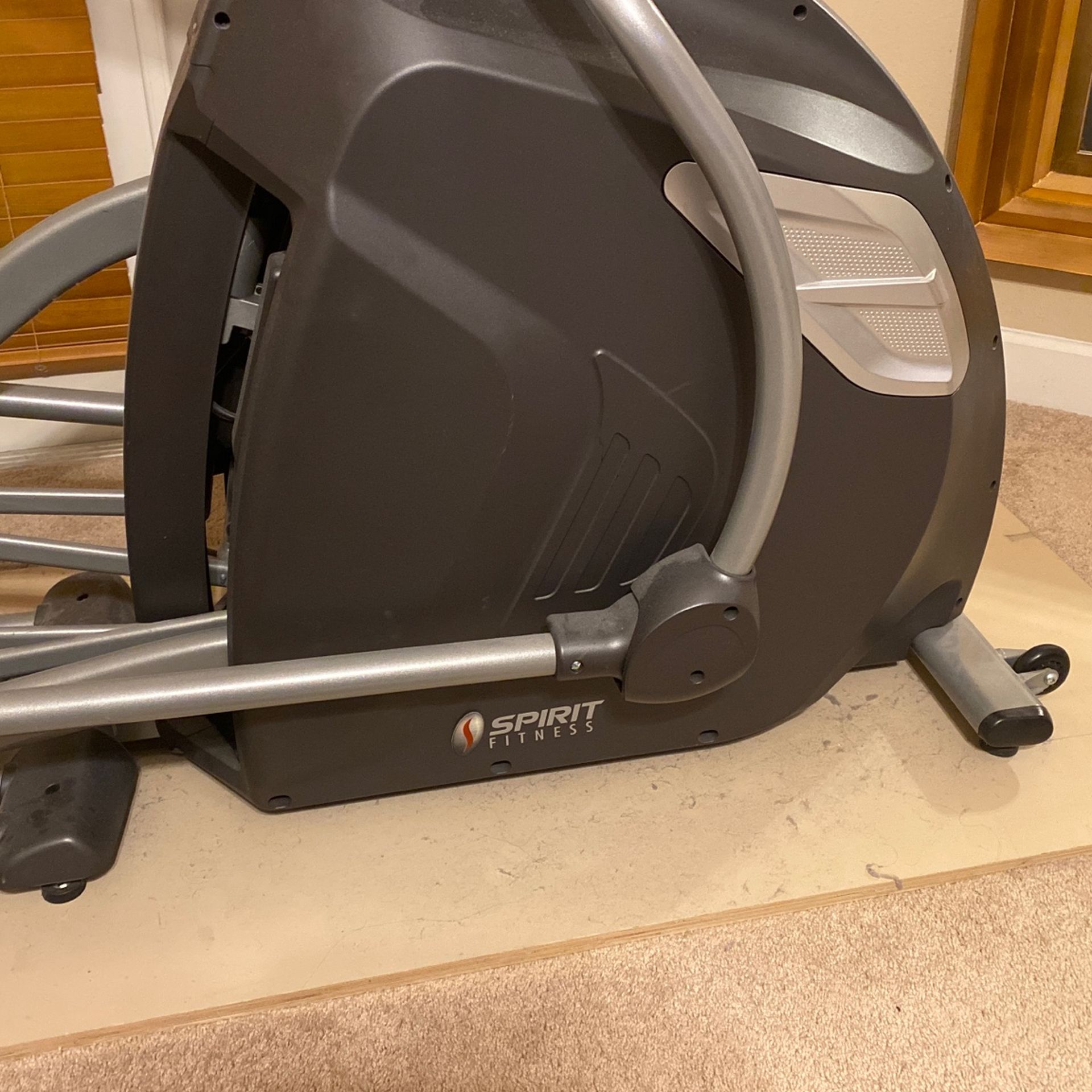 Elliptical Machine Spirit XE 895  NEED GONE 