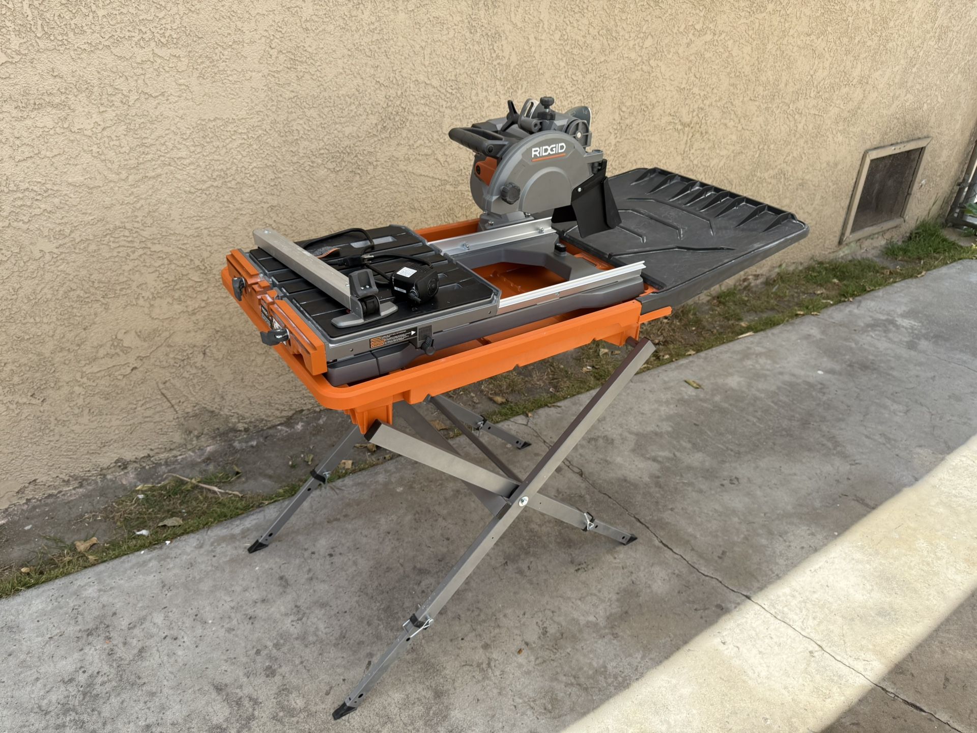 RIDGID 12 Amp 8 in. Blade Corded Wet Tile Saw with Extended Rip **No Blade** **Needs New Tracking Wheel**