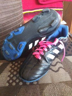 Soccer shoes