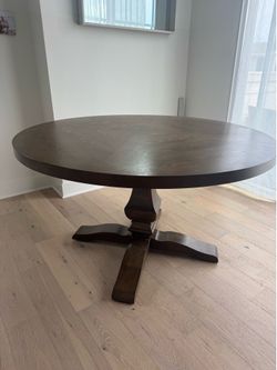 Round dining table