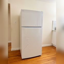 LG 20.2 Cu Ft Top Freezer Refrigerator - Like New - 2025 - Queens, NY