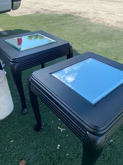Set of two side tables