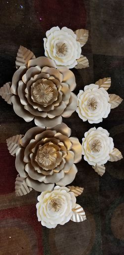 Paper flowers and paper roses. Flores de papel.