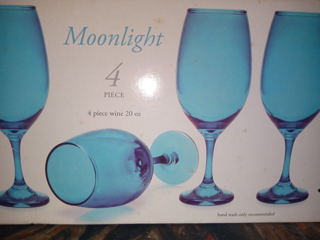 Circleware 4 piece 20 oz. Wine Glass set in "Moonlight " Blue
