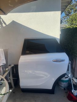 LEFT DRIVER SIDE REAR DOOR 2020 KIA SORENTO (WHITE) WITH HINGES.