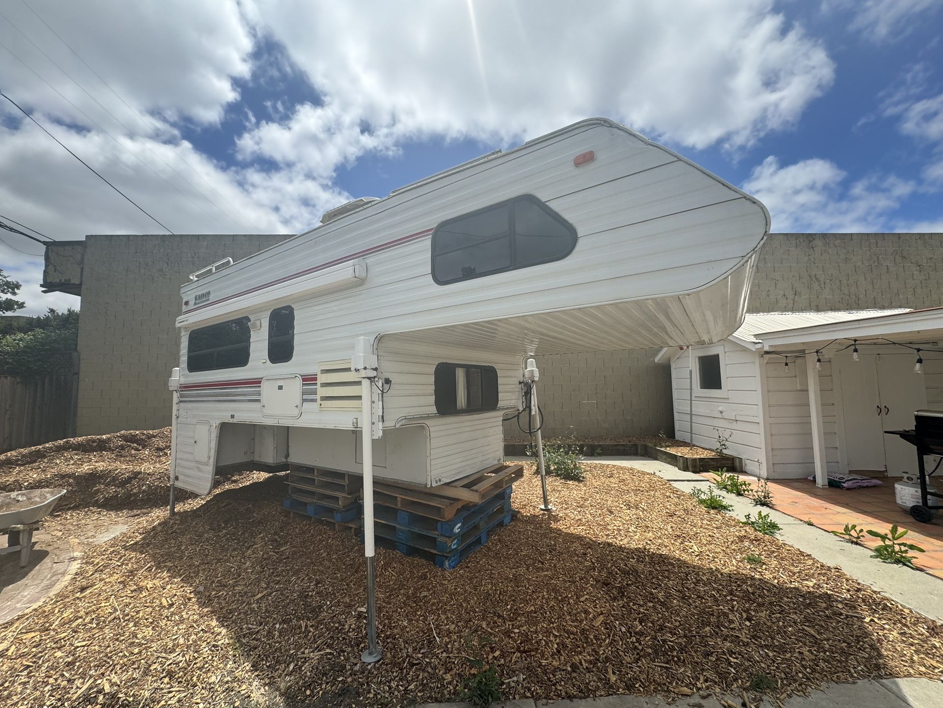 Lance 1130 Overcab Camper