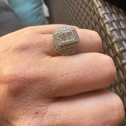 Gorgeous 1.25 carat engagement ring from Jared Happy to meet there to prove it is real. Professionally cleaned in December Size 5.75 can can be made s