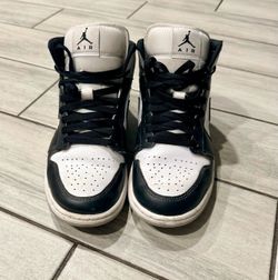 Nike Air Jordan 1 Mid – Size 8.5