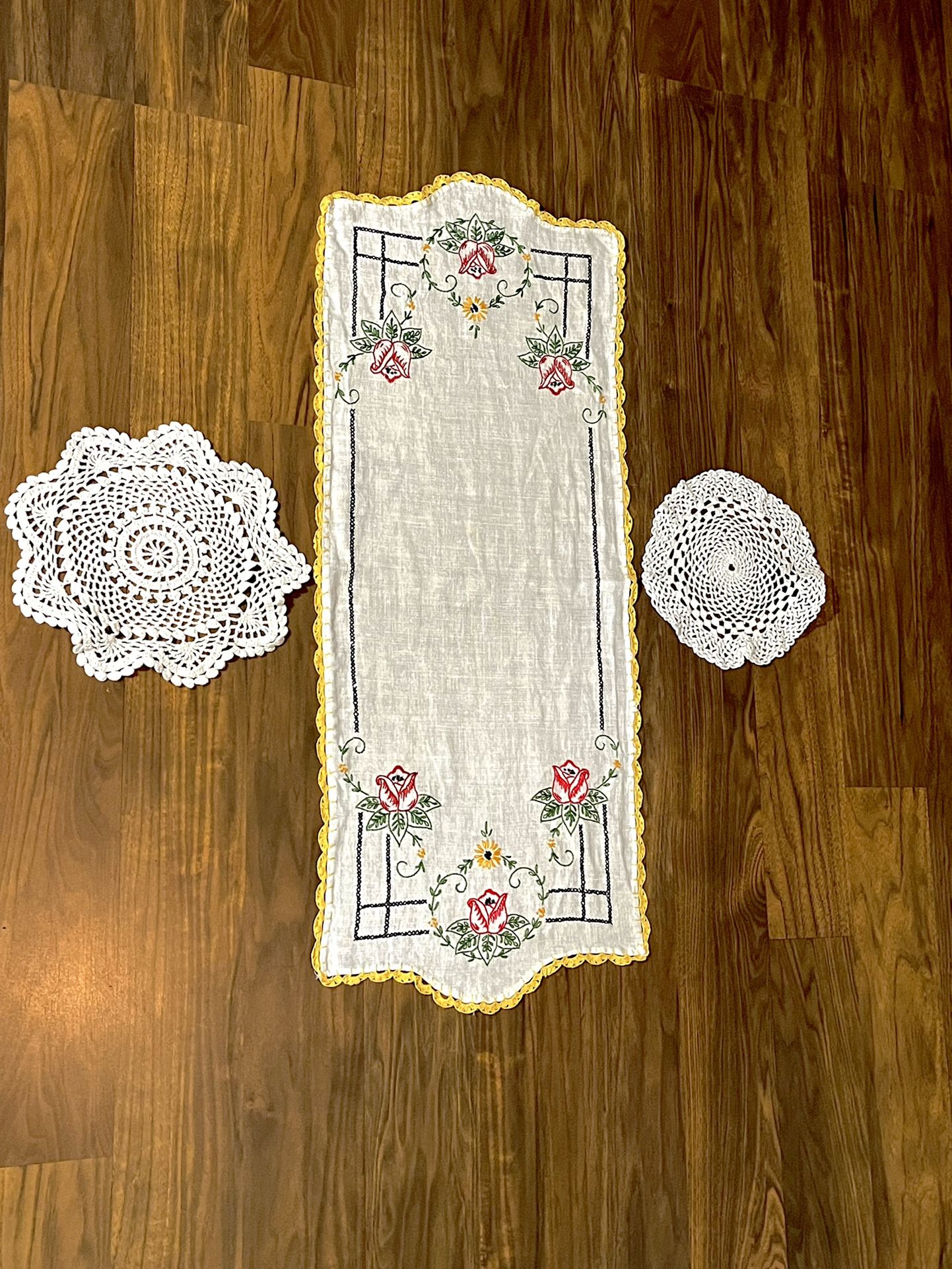 Vintage Table Runner/W 2 Doilies ~ Kitchen ~ Dining Room