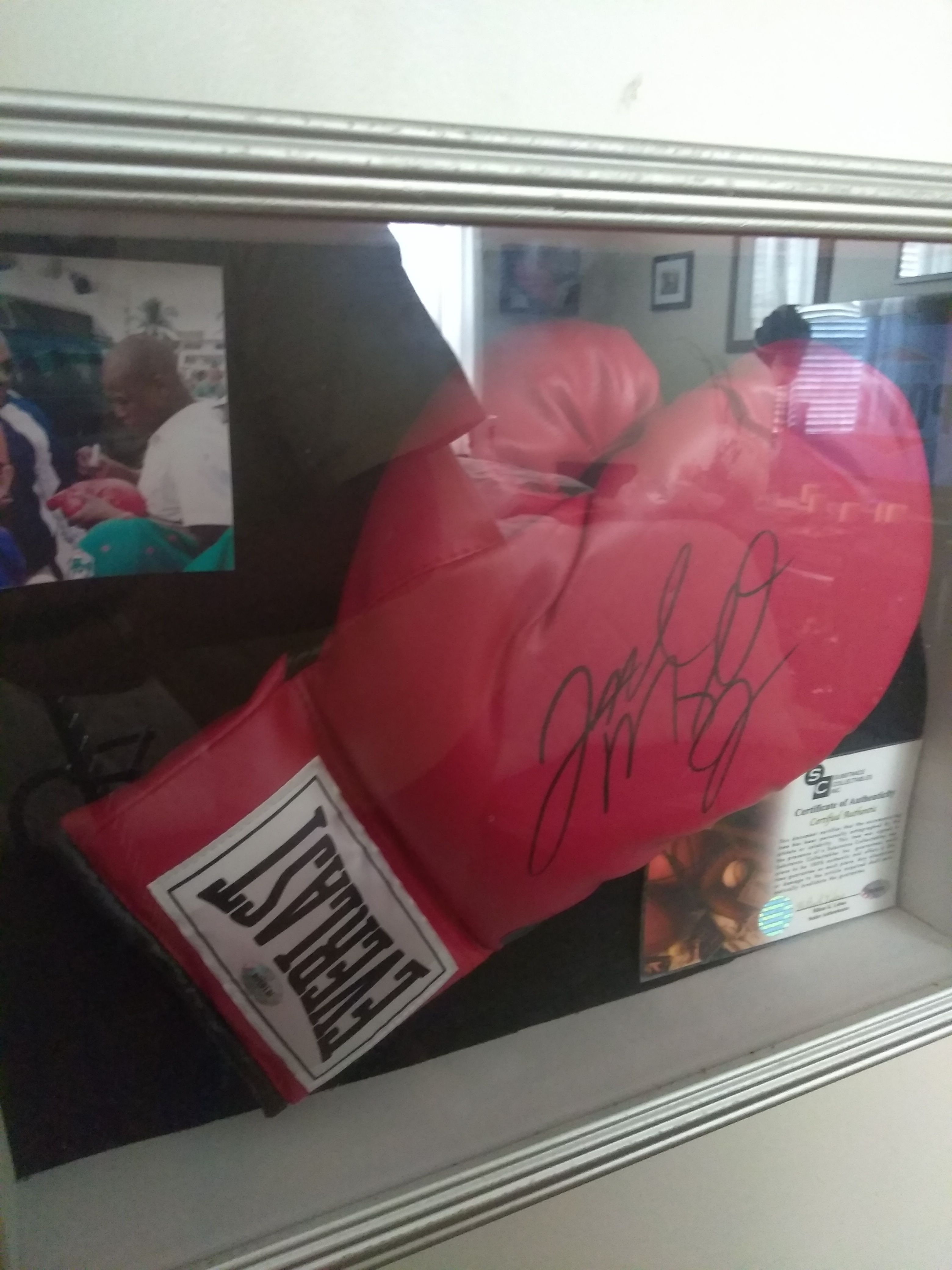 Floyd money mayweath authentic signed everlast boxing glove with certificate of authenticity and picture of signing