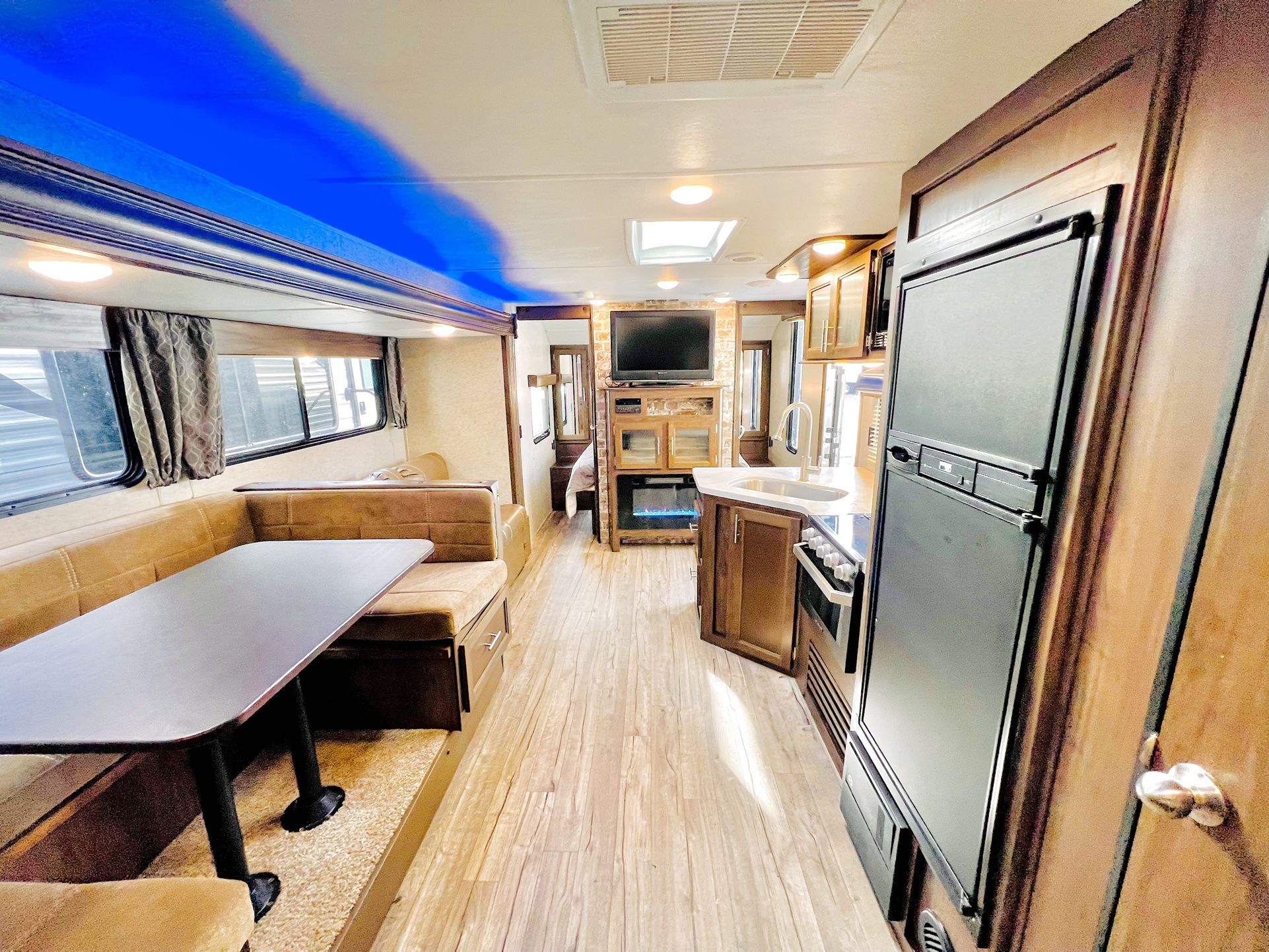 2018 GREY WOLF 28FT