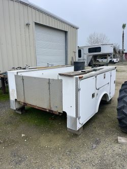 9’ Fiberglass Service Bed $200