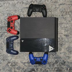 PS4 BUNDLE (4 CONTROLLERS + 12 GAMES)