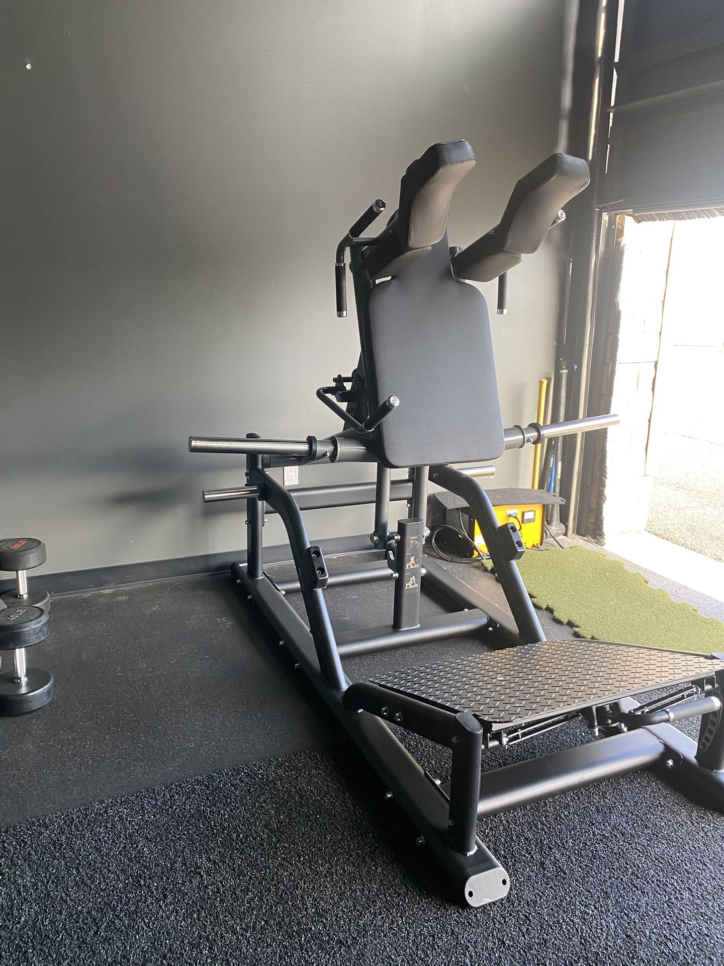 🎄 Christmas Special Offer 🎅🏻 V Squat! Brand New, Adjustable Foot Plate, Massive Arms…..