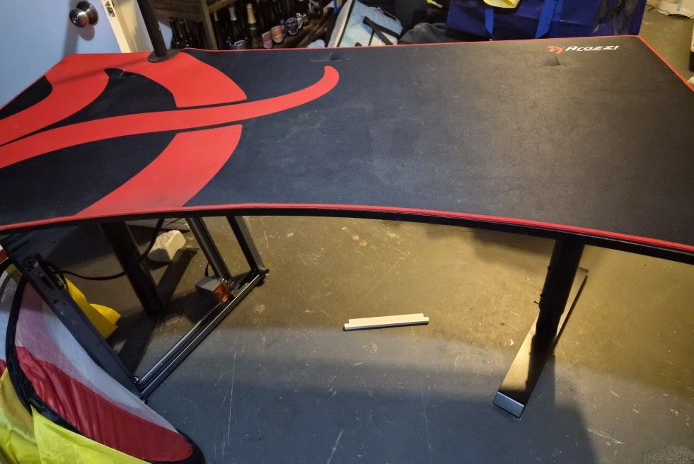 Arozzi Arena Gaming Desk - Large
SKU: ARENA-NA-BLACK