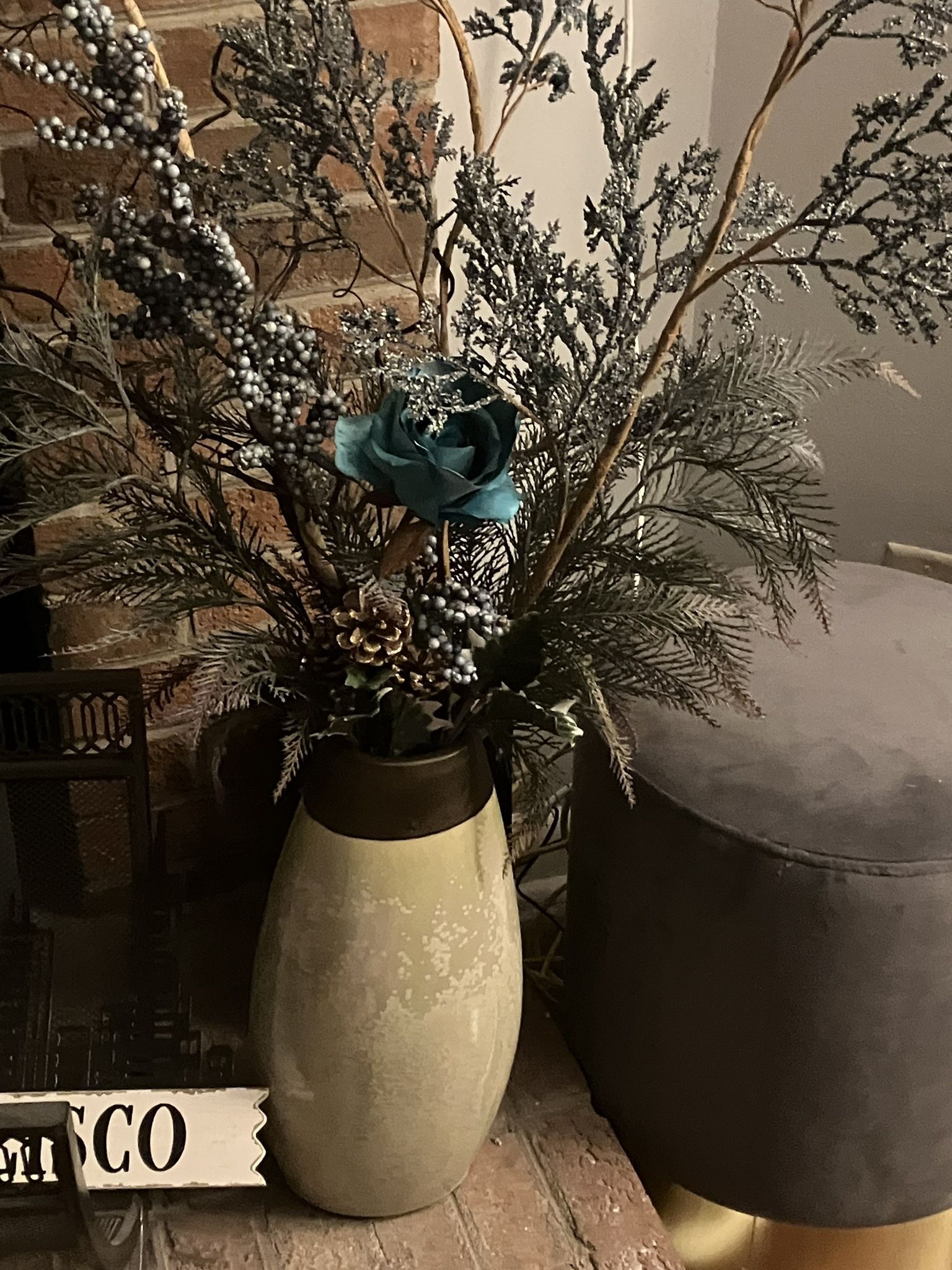 Decorative flower arrangement vase