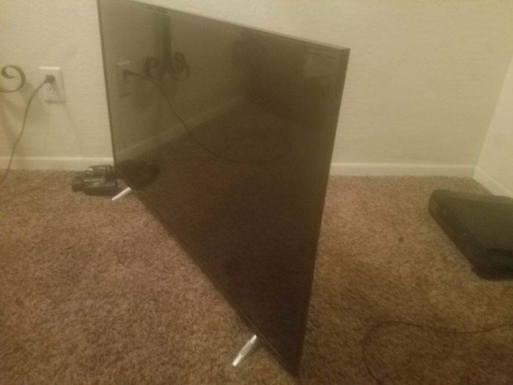 TCL 43" Flat screen smart ROKU TV