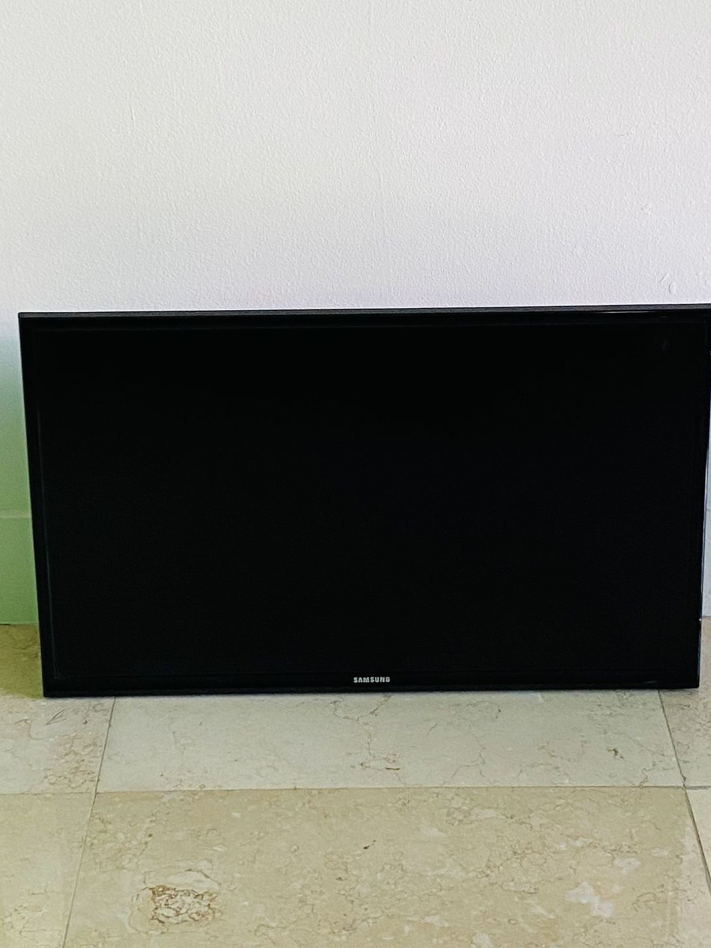 Samsung 32” TV w/ Extendable Wall Mount