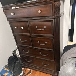 Elegant Solid Wood Bedroom Set – 5 Pieces – Great Condition