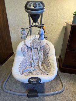 Graco Baby Swing with Vibration and Mobile