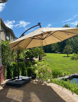Outdoor patio umbrella