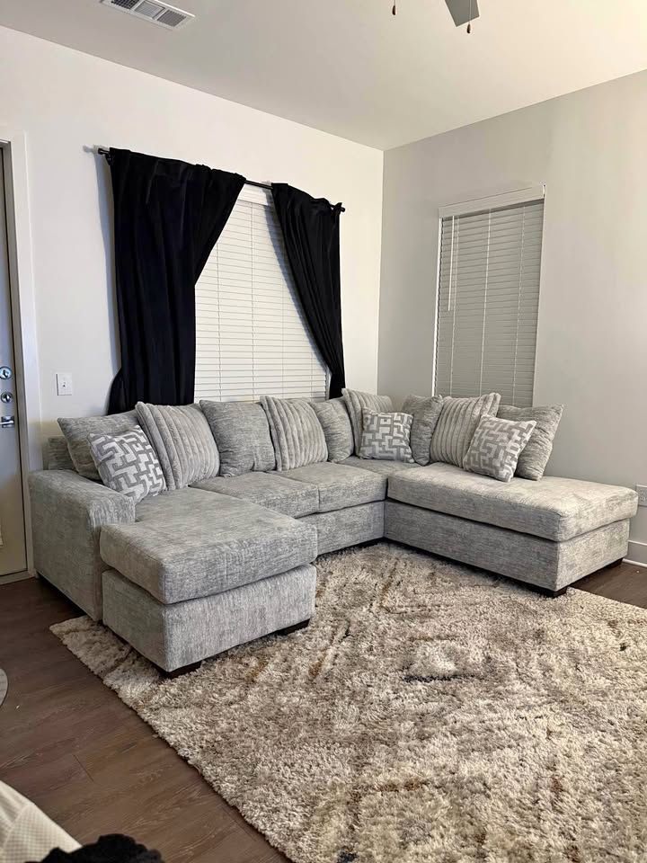 😍Oversized Light Gray Brand New Sectional Couch