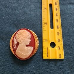 CAMEO BROOCH/PIN