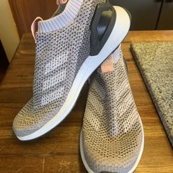 Women’s Adidas mesh tennis shoes size 6, like new