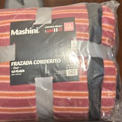 A brand-new double-layer blanket