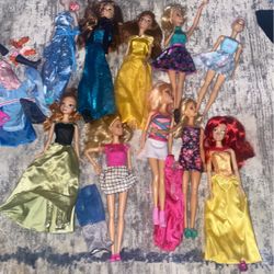 lot of barbie’s 10 barbie’s plus clothes 
