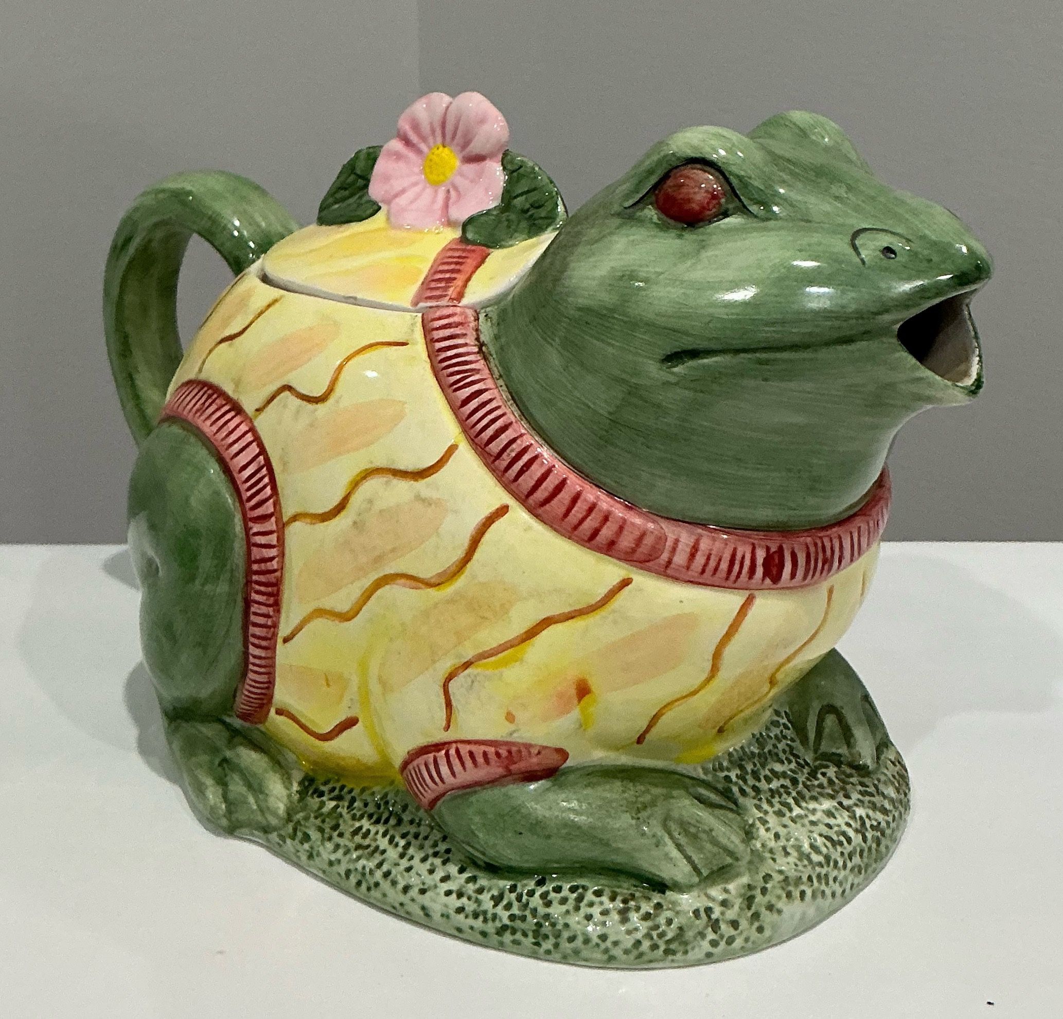 Vintage Mann Frog Teapot with Lid (chips on lid)