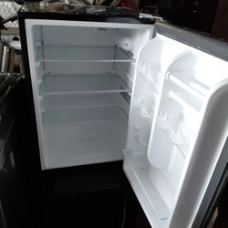 Mini Fridge Insignia