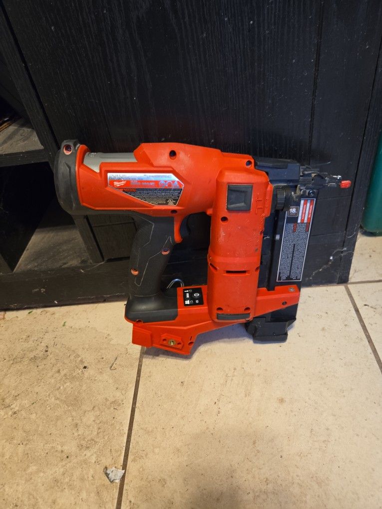 Milwauke M18 Fuel 18 Gauge Brad Nailer -