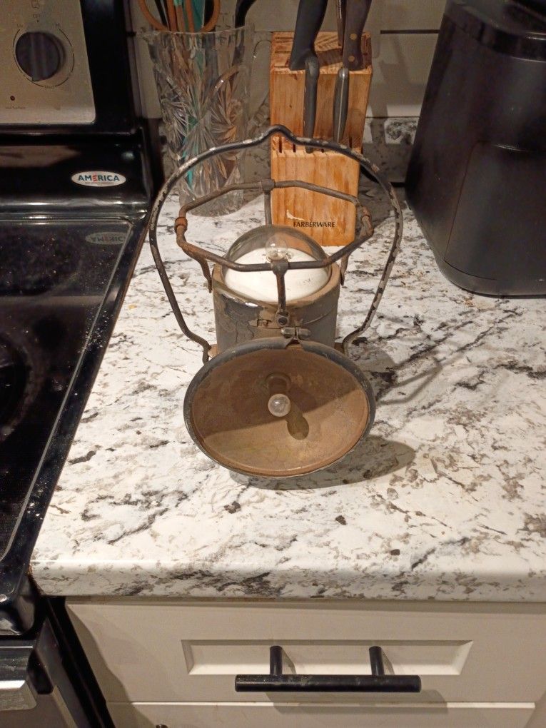 **VINTAGE DELTA POWERLITE LANTERN **