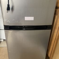 Insignia - Refrigerator/freezer - top-freezer - width: 19.1 in - depth: 20.5 in - height: 33.4 in - 3 cu. ft - stainless steel