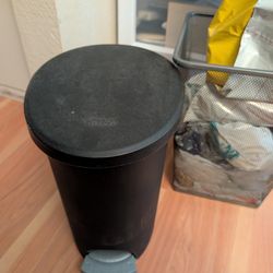 Sterlite Small Plastic Trashcan with Step Lid