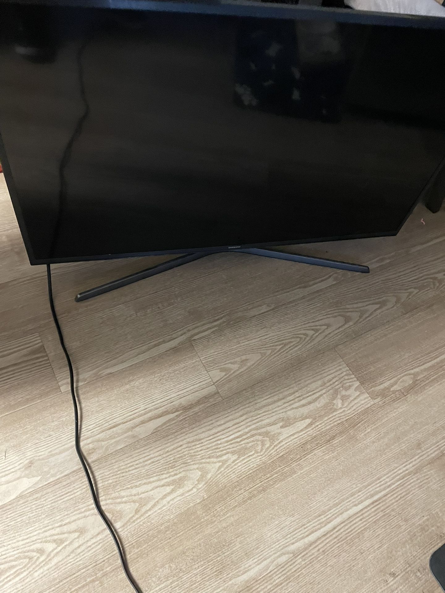 40 Inch Samsung Smart Tv (damaged)