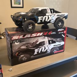 Traxxas slash 4x4 VXL Brushless - Bundle Including Charger And 2 Batteries 