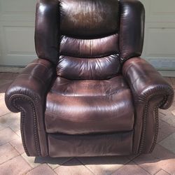 Brown Leather Manual Recliner. Se Habla Español 