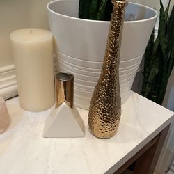2 Decorative Vases